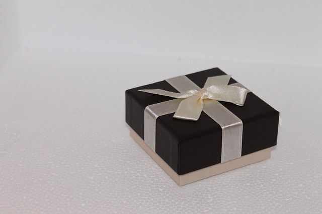 gift-wrapping